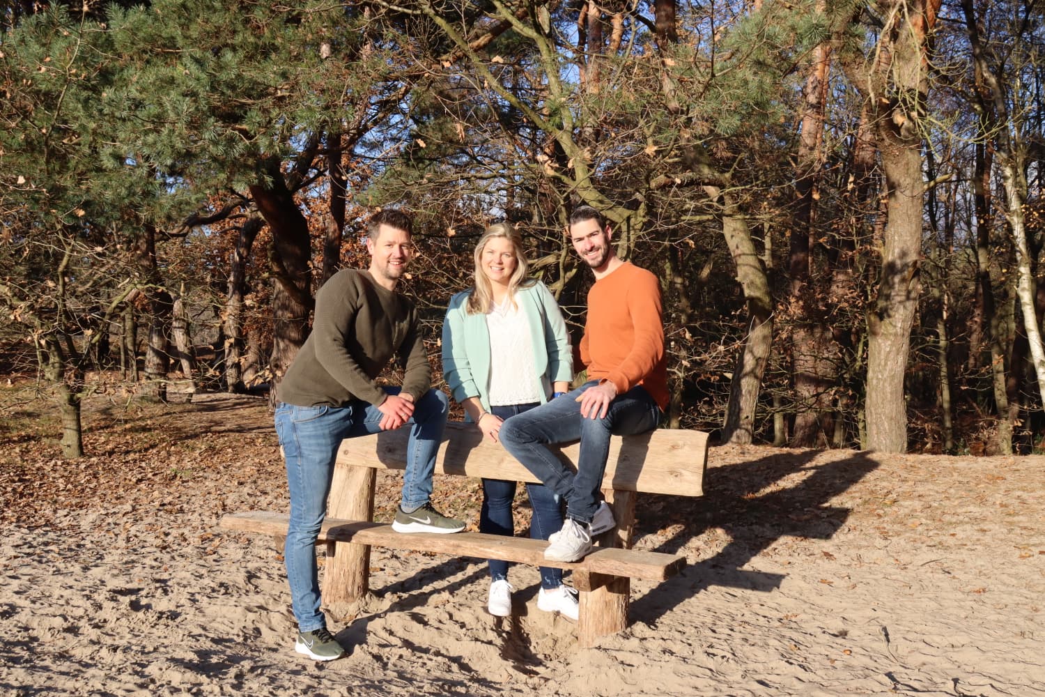Het team van Standup Zorg — Sander, Lucinda en Sander op de bank